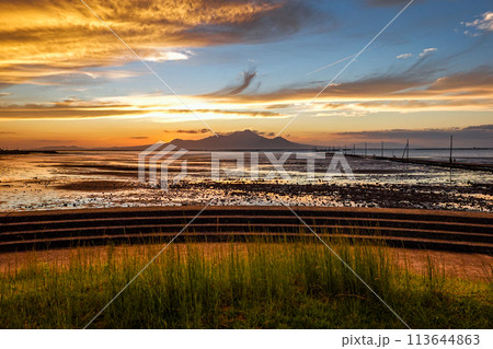 夕焼けの干潟 長部田海床路（熊本県宇土市） 113644863