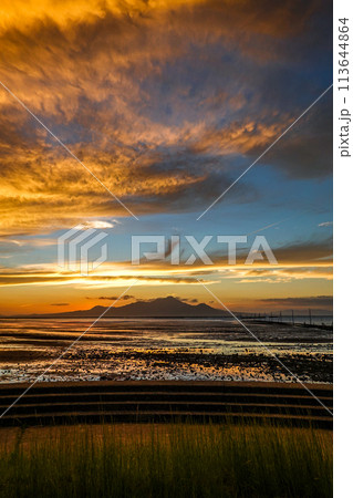 夕焼けの干潟 長部田海床路(熊本県宇土市) 夕焼けの干潟 長部田海床路(熊本県宇土市) 113644864