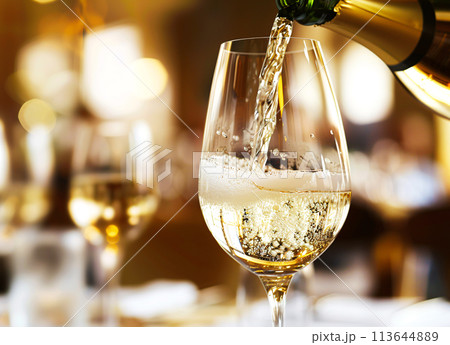 グラスに注がれるスパークリングワイン（白） 113644889