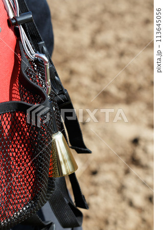 リュックに取り下げた熊よけ鈴 113645056