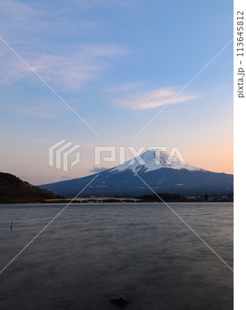 山梨県・河口湖から見る夕焼け空と富士山の絶景 山梨県・河口湖から見る夕焼け空と富士山の絶景 113645812