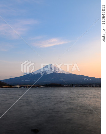 山梨県・河口湖から見る夕焼け空と富士山の絶景 113645813