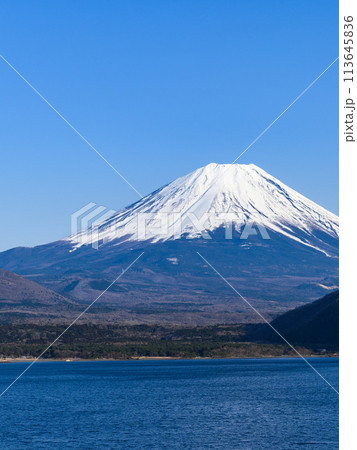 山梨県・本栖湖から見る青空と富士山の絶景 山梨県・本栖湖から見る青空と富士山の絶景 113645836