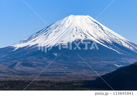 山梨県・本栖湖から見る青空と富士山の絶景 山梨県・本栖湖から見る青空と富士山の絶景 113645841