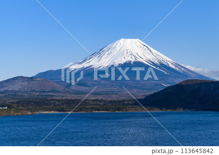 山梨県・本栖湖から見る青空と富士山の絶景 山梨県・本栖湖から見る青空と富士山の絶景 113645842
