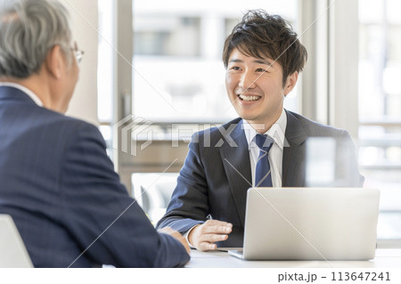 AI生成画像　シニア男性に営業をする若いビジネスマン 113647241