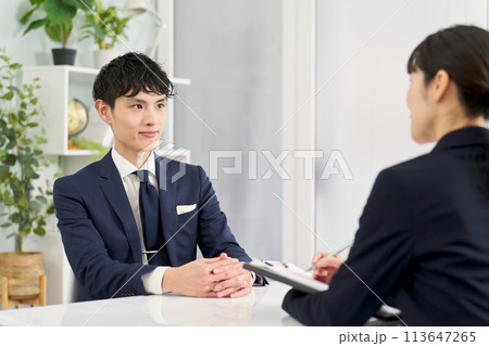 インタビューを受けるビジネスマン	 113647265
