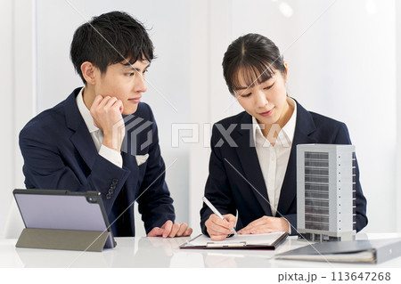 商業ビルについてミーティングをするビジネスパーソン 113647268