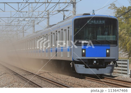 土ぼこりの中を走る西武20000系 西武新宿線 土ぼこりの中を走る西武20000系 西武新宿線 113647466