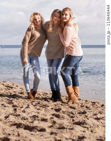 Three fashionable sister on the beach Three fashionable sister on the beach 113648444