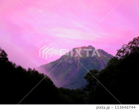 長野県 上高地 朝焼けに染まる焼岳 長野県 上高地 朝焼けに染まる焼岳 113648744