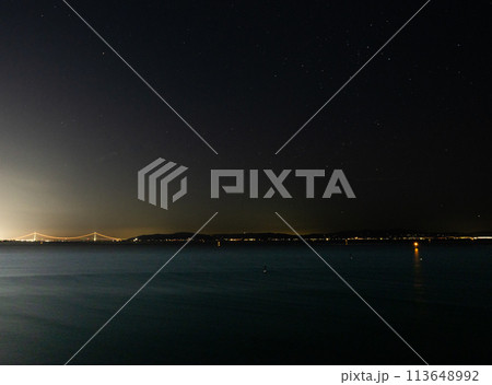 月明かりに照らされる街 113648992