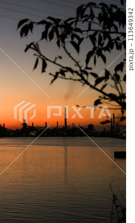 夕焼けに染まる工場地帯 113649342