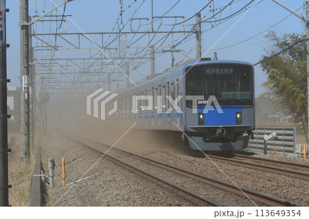 土埃を上げて走る西武20000系　西武新宿線 113649354