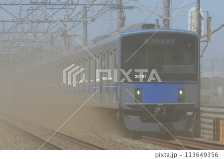 土ぼこりの中を走る西武20000系　西武新宿線 113649356