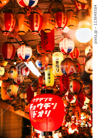 提灯が並ぶ夜の街 113649384