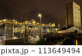 工場夜景、煙突から見える工場の夜景 113649494