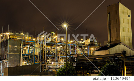 工場夜景、煙突から見える工場の夜景 工場夜景、煙突から見える工場の夜景 113649494