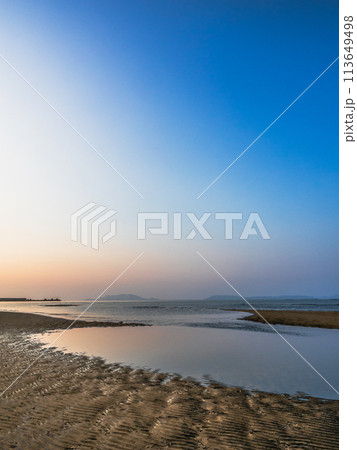 朝日に染まる海岸 113649498