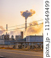 工場の煙突から出る煙 113649499