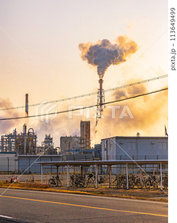 工場の煙突から出る煙 工場の煙突から出る煙 113649499
