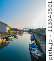 早朝の漁港のある漁港 113649501