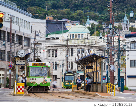 函館市電と十字街交差点 113650112