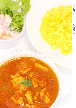 ネパール風チキンカレー　スープカレー　黄色いライス　明るい背景 113650582