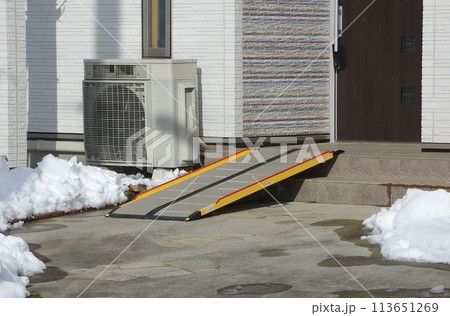 玄関の段差を解消する仮設スロープ 113651269