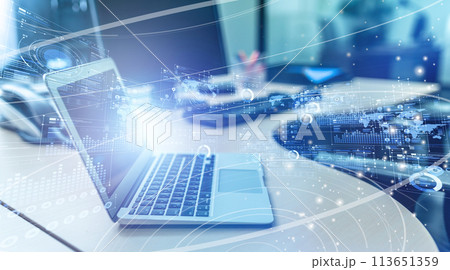 企業のオフィスでのビジネスシーン 113651359