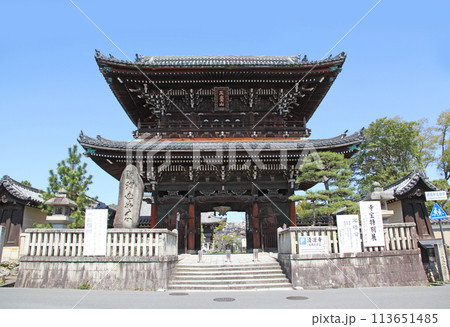 京都市右京区の清凉寺の仁王門 113651485