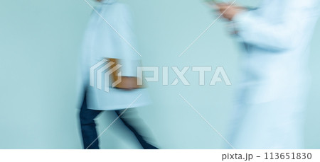 白衣を着て働く人 白衣を着て働く人 113651830