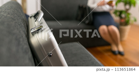 ビジネスラウンジでのイメージカット 113651864