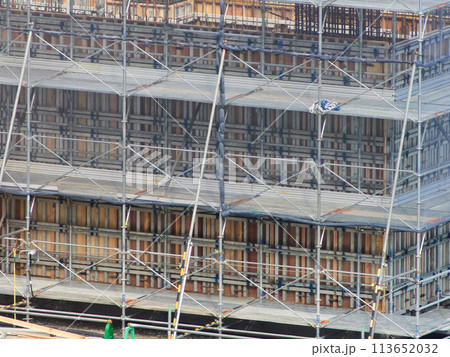 ハイアングルで撮影したビルの工事現場の様子 113652032