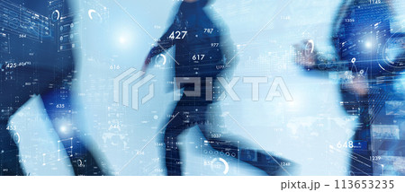 ネイビーのスーツを着たビジネスマン 113653235