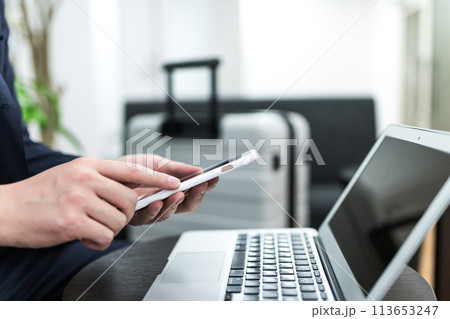 出張をするビジネスマン（ラウンジにて） 113653247