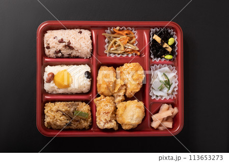 おこわと唐揚げ弁当 おこわと唐揚げ弁当 113653273