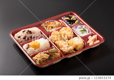 おこわと唐揚げ弁当 おこわと唐揚げ弁当 113653274