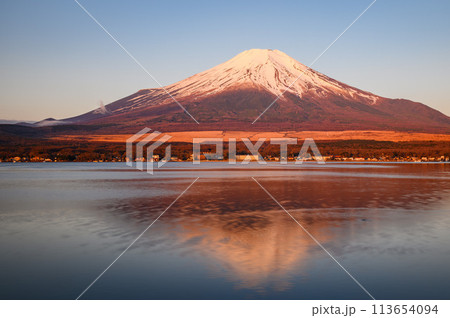 山梨県・山中湖から見る朝焼けの逆さ富士 山梨県・山中湖から見る朝焼けの逆さ富士 113654094
