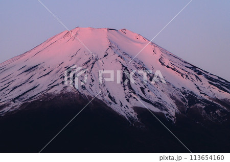山梨県・山中湖畔から見る、朝焼けに染まる富士山頂（紅富士） 113654160