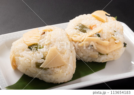 たけのこご飯のおにぎり たけのこご飯のおにぎり 113654183