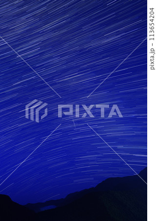 流星流れる川上村の夜空 113654204