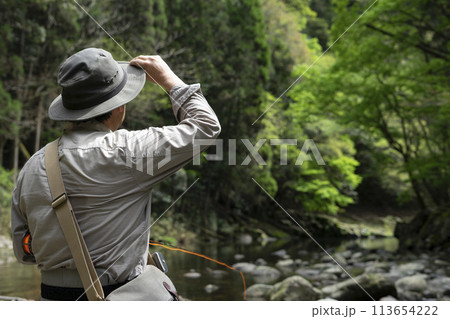 渓流に立つ釣り人 渓流に立つ釣り人 113654222