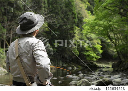 渓流に立つ釣り人 113654228