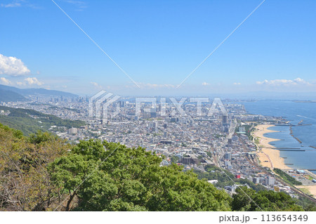 神戸市街と須磨の海岸 113654349