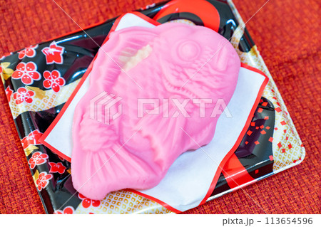 和菓子。ねりきりの写真。祝い事のイメージ。 113654596