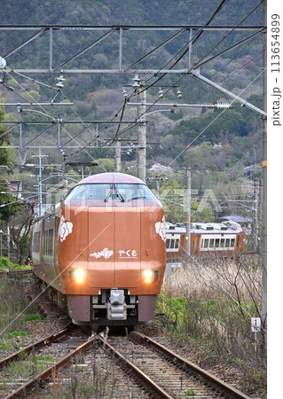 伯備線豪 豪渓駅を疾走する 新型273系振子特急 伯備線豪 豪渓駅を疾走する 新型273系振子特急 113654899