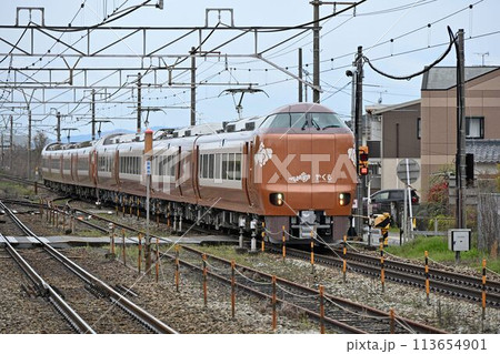 山陽本線 庭瀬駅を疾走する 新型273系振子特急 山陽本線 庭瀬駅を疾走する 新型273系振子特急 113654901