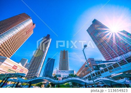 日本の川崎都市景観 輝く明日へ…武蔵小杉駅や武蔵小杉駅前のタワーマンション群などを望む…希望の光 113654923