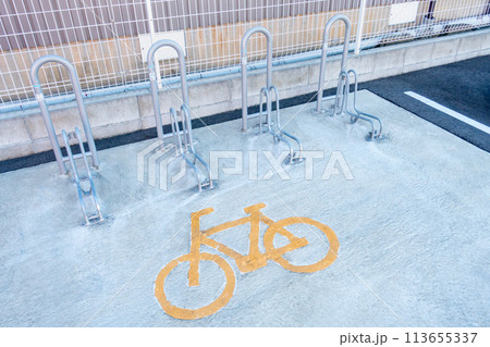 日本で撮影した駐輪場の写真。 日本で撮影した駐輪場の写真。 113655337